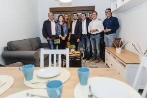 Imagen de las autoridades en el interior de la vivienda.