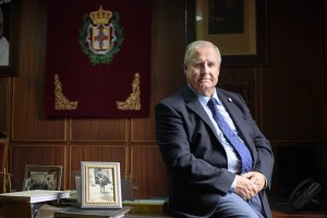 Francisco Martínez Amo posa para el fotógrafo en la sede oficial del Colegio de Médicos