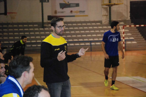 El entrenador almeriense dirigiendo a sus muchachos.