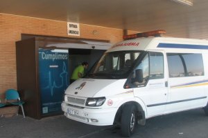 Ambulancia a las puertas de un centro hospitalario almeriense en una foto de archivo.