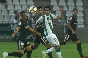 De la Hoz y Aguza en una jugada con Araújo.