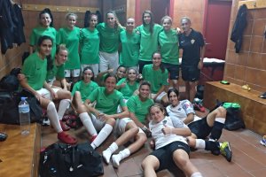 Las chicas UDA celebraron la victoria en el vestuario.