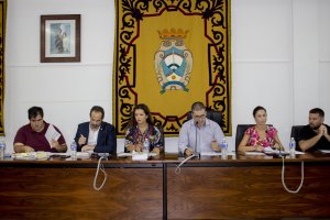 La ya exsecretaria junto al alcalde de Carboneras en el último pleno.