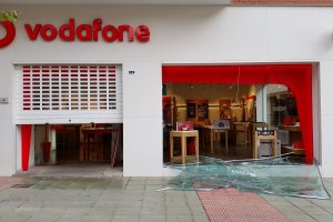 Estado del establecimiento comercial tras el robo con el escaparate quebrado.