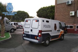 Se apoderó de un móvil tras golpear en la cara varias veces con sus puños a su propietaria,.