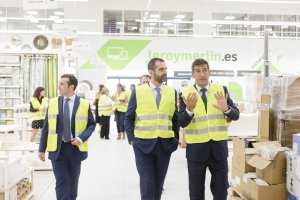 El alcalde visita a las instalaciones de Leroy Merlín.
