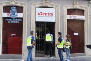 Registro policial en la sede de iDental de Almería, ubicada en la calle Granada.