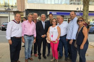 3Taurinos3 y su presidente, con el presidente de la Comunidad de La Rioja.