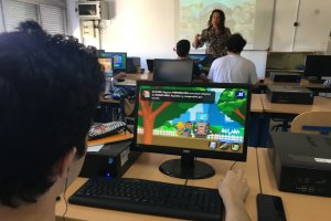 Uno de los alumnos jugando al videojuego presentado.