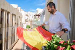 Ramón Fernández-Pacheco, alcalde de Almería, colocando una bandera en su balcón.