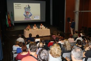 Desarrollo de la charla en la sala B del teatro auditorio.
