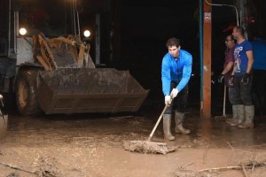 Rafa Nadal limpiando el lodo de un taller.