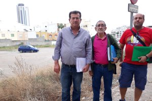 Alarcón recorriendo el barrio de Las Palmeras junto a varios vecinos.