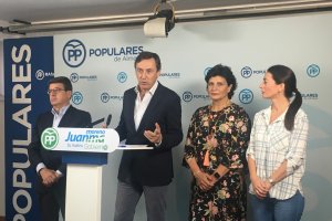 Rafael Hernando esta mañana acompañado por dirigentes políticos de la provincia.