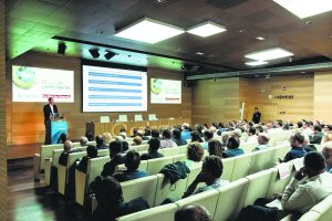 La Casa de las Mariposas de Cajamar se convirtió en la tarde del pasado martes durante dos horas en una ateneo del agua,