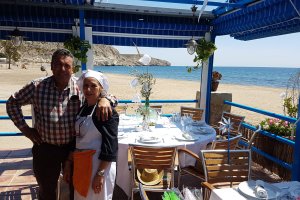 Responsables del Restaurante Los Tarais ubicado en Agua Amarga, en Níjar.