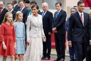 Pedro Sánchez junto a la reina y las infantas.