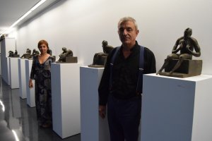 El escultor Javier Huecas junto a la vicerrectora de Extensión Universitaria y Deportes de la UAL.