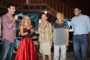 La familia de Carlo Simi con el premio.