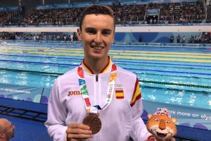 Manu Martos posando con su medalla de bronce en Buenos Aires.