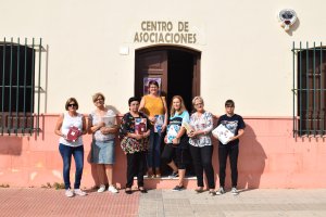 Vvoluntarias a las puertas del Centro Asociativo con los primeros libros donados que irán a parar a Tegucigalpa.