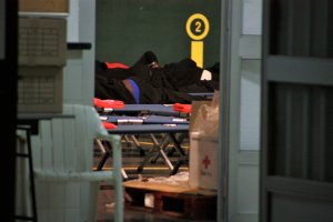 Inmigrantes en camillas en el frontón anoche