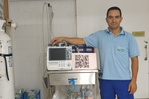 Fernando Estévez junto a una máquina con el código ‘QR’ creado para acceder al vídeo instructivo de forma inmediata.