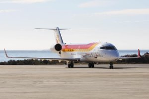 Un avión esperando el despegue en las pistas del aeródromo almeriense.