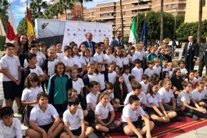 Los presidentes del Congreso y el Senado junto al alcalde de Almería y alumnos del Stella Maris.