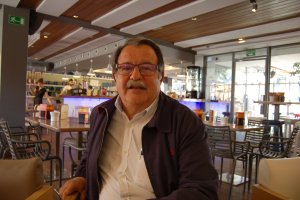 Carlos comenzó su carrera como ginecólogo en el hospital de La Paz de Madrid.