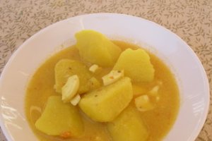 Patatas en ajopollo.