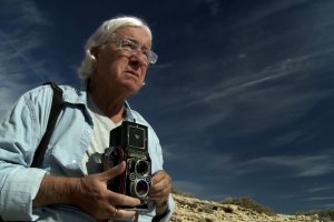 Carlos Pérez Siquier en una imagen de ‘Azul Siquier’, de Felipe Vega.