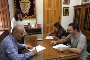 El alcalde de Huércal-Overa y el concejal de Promoción Económica.