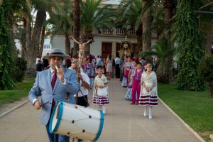 Un tamborilero y refajonas procesionaron por las calles de Carboneras.