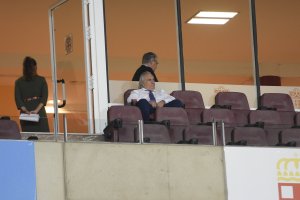 Alfonso García contemplando su nueva obra rojiblanca.