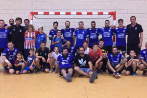 Los jugadores azules preparan el partido.