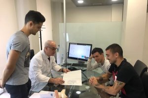 El doctor Ripoll con Fran Rodríguez, Gaspar y Samu de los Reyes.