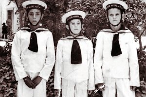 En el colegio de los Flechas Navales vestían a los niños de marineros con una imitación del uniforme militar.