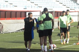 Fran Fernández dándole el peto a Lucien Owona.