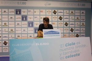 Álex en rueda de prensa.
