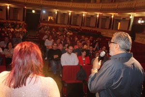 El secretario provincial de CCOO Almería, Antonio Valdivieso; y Amalia Román, concejal de Almería, dando la bienvenida.