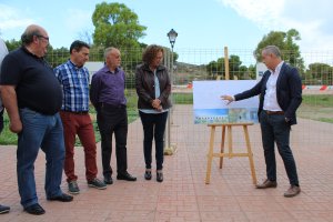 La alcaldesa y gestores de Indasalud presentan el proyecto de la residencia.