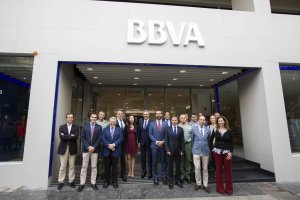 Responsables del BBVA con el alcalde y otros invitados