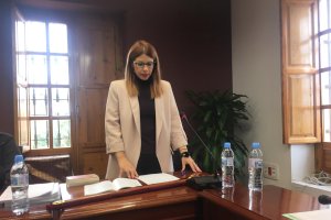 Ángeles Castillo jurando su nuevo cargo, alcaldesa de Huércal.