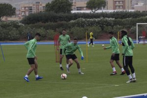 Rondos de calentamiento bajo la lluvia.