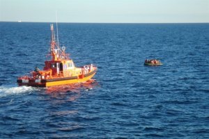 Imagen de archivo del rescate de una patera por Salvamento Marítimo.