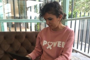 Ana Jiménez mira su tablet en una cafetería minutos después de la entrevista con LA VOZ.