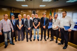 Los pescadores del barco ‘Mi Lalita’ recibieron ayer un homenaje de Gabriel Amat y el resto de la Corporación.