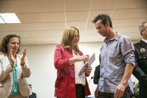 Ángel Cruz hace entrega de uno de los obsequios de la familia a la alcaldesa, Esperanza Pérez.