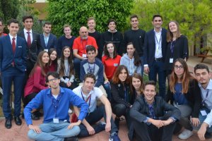 Foto de familia en las instalaciones del SEK Alborán durante el desarrollo de la actividad.